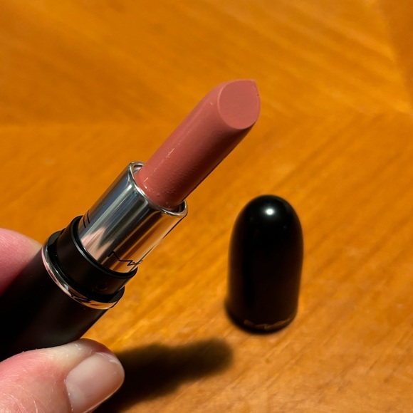 MAC Matte Lipstick Velvet Teddy - Picture 5 of 16